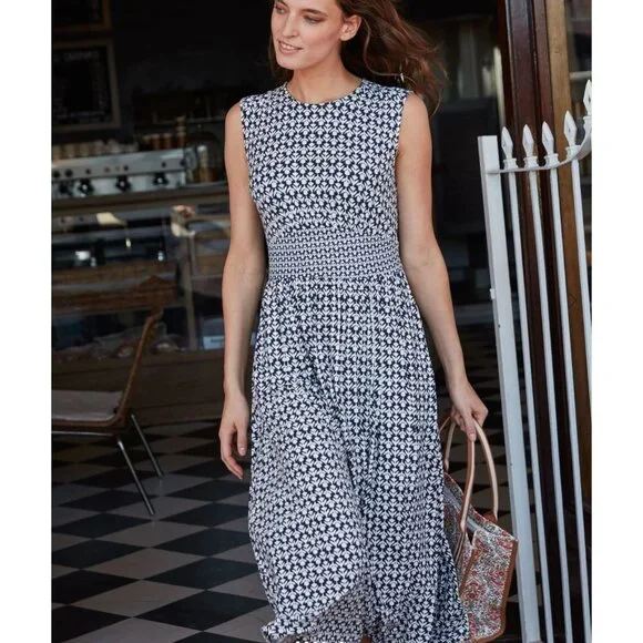 Elegant Blue and White Patterned Dress - Picture 5 of 13